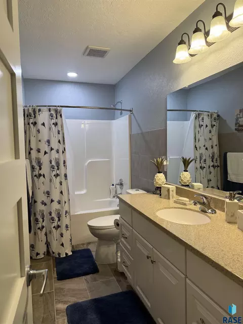 Bath - 1013 N Danielle Dr, Sioux Falls, SD 57103 photo 4 of 7