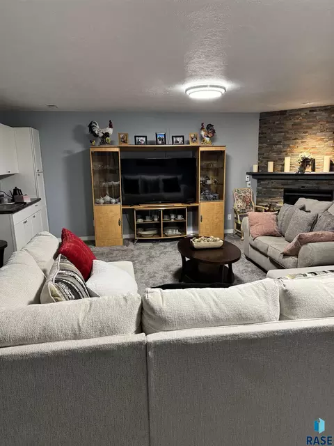 Living - 1013 N Danielle Dr, Sioux Falls, SD 57103 photo 7 of 8