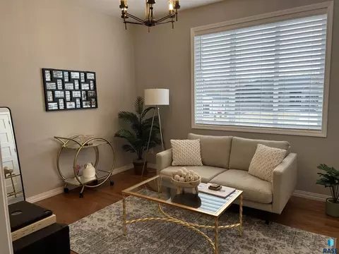 Living - 1013 N Danielle Dr, Sioux Falls, SD 57103 photo 3 of 8