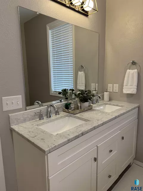 Bath - 1013 N Danielle Dr, Sioux Falls, SD 57103 photo 6 of 7