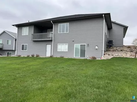 Exterior - 1013 N Danielle Dr, Sioux Falls, SD 57103 photo 3 of 5
