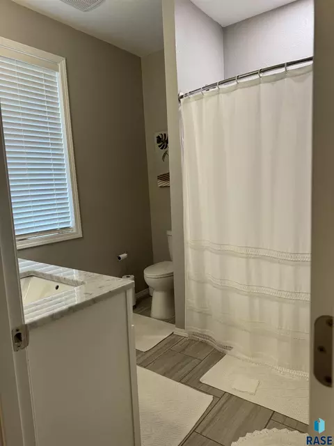 Bath - 1013 N Danielle Dr, Sioux Falls, SD 57103 photo 5 of 7