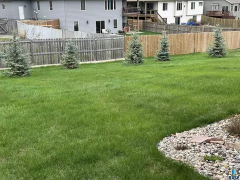 Exterior - 1013 N Danielle Dr, Sioux Falls, SD 57103 photo 4 of 5