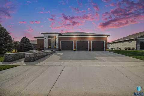 815 Heatherwood Ave, Madison, SD 57042