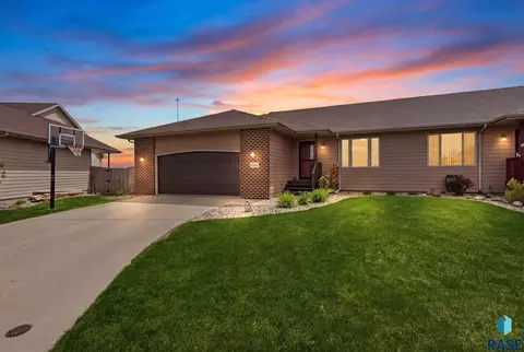 5904 S Mandy Cir, Sioux Falls, SD 57106