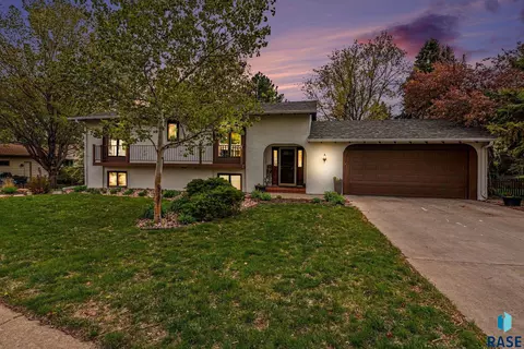 2321 S Mockingbird Cir, Sioux Falls, SD 57103
