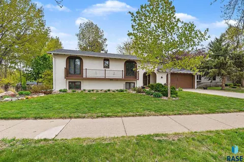 2321 S Mockingbird Cir, Sioux Falls, SD 57103