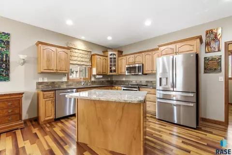 Kitchen - 1609 S Locust Ave, Brandon, SD 57005 photo 2 of 4