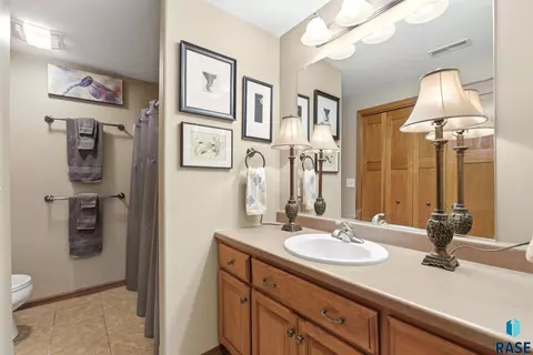 Bath - 1609 S Locust Ave, Brandon, SD 57005 photo 1 of 1