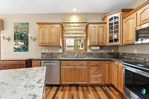 Kitchen - 1609 S Locust Ave, Brandon, SD 57005 photo 3 of 4