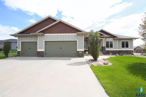 8201 E Arctic Willow Cir, Sioux Falls, SD 57110