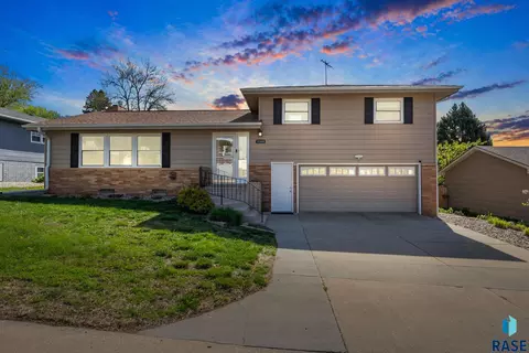 3104 S Elmwood Ave, Sioux Falls, SD 57105