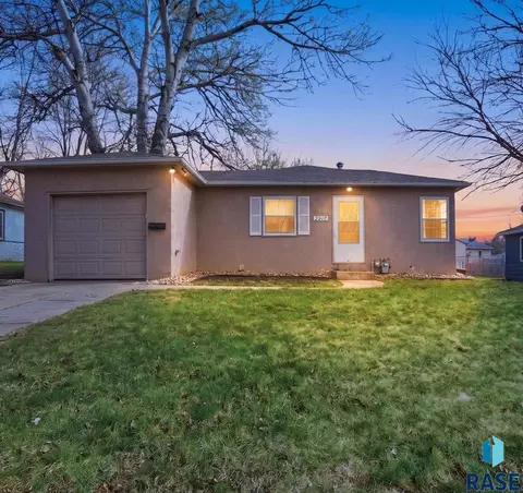 2917 E 18th St, Sioux Falls, SD 57103