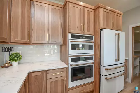 Kitchen - 8421 E Roughlock St, Sioux Falls, SD 57110 photo 7 of 11