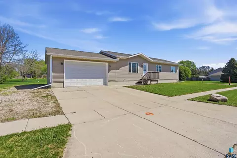 120 E Center Ave, Lennox, SD 57039
