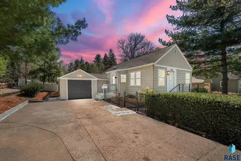 213 E 32nd St, Sioux Falls, SD 57105