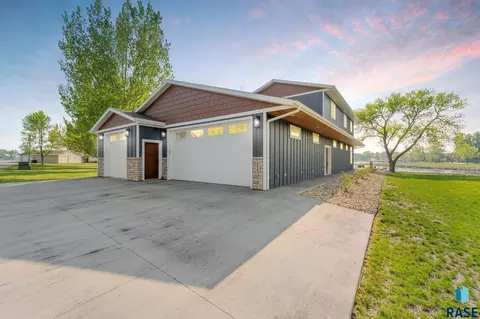 6639 Peninsula Ln, Wentworth, SD 57075