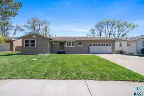 833 E Pam Rd, Sioux Falls, SD 57105