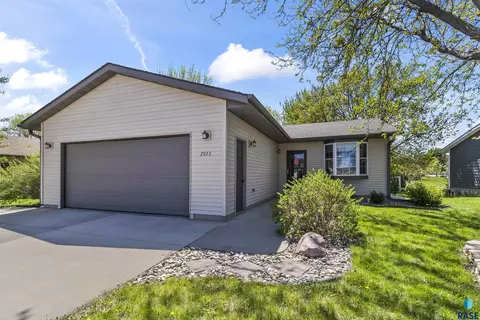 2923 Lakeview Dr, Yankton, SD 57078