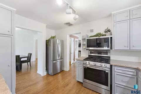 Kitchen - 310 E 28th St, Sioux Falls, SD 57105 photo 3 of 4