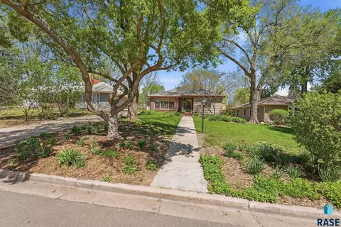 Exterior - 310 E 28th St, Sioux Falls, SD 57105 photo 7 of 8