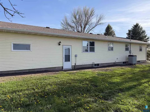 Exterior - 500 E 9th St, Bridgewater, SD 57319 photo 3 of 5