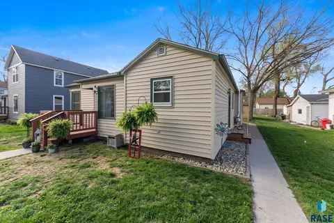 Exterior - 422 E 2nd St, Parker, SD 57053 photo 2 of 8