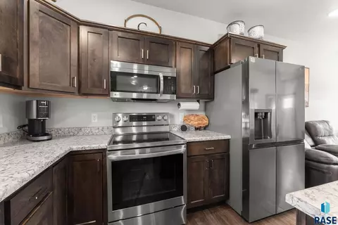 Kitchen - 3003 S Broek Dr, Sioux Falls, SD 57106 photo 6 of 7