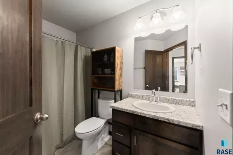 Bath - 3003 S Broek Dr, Sioux Falls, SD 57106 photo 3 of 4