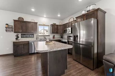 Kitchen - 3003 S Broek Dr, Sioux Falls, SD 57106 photo 5 of 7