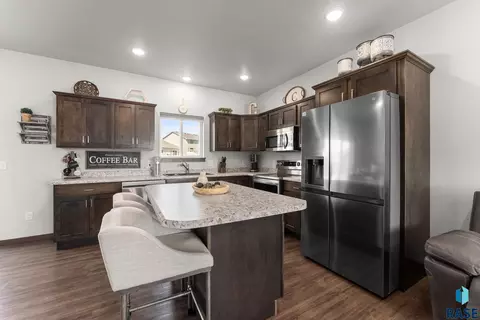 Kitchen - 3003 S Broek Dr, Sioux Falls, SD 57106 photo 3 of 7