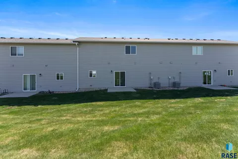 Exterior - 3003 S Broek Dr, Sioux Falls, SD 57106 photo 2 of 4