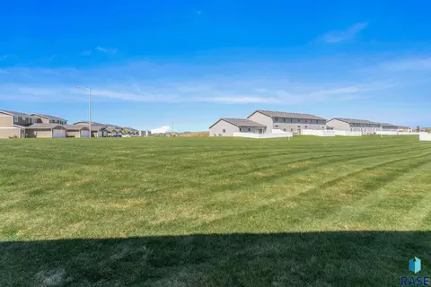 Exterior - 3003 S Broek Dr, Sioux Falls, SD 57106 photo 4 of 4