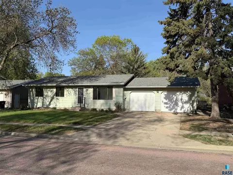 913 S Gordon Dr, Sioux Falls, SD 57110