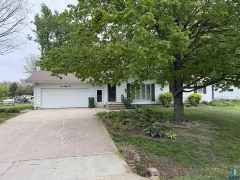 Exterior - 632 S Albert St, Freeman, SD 57029 photo 2 of 8