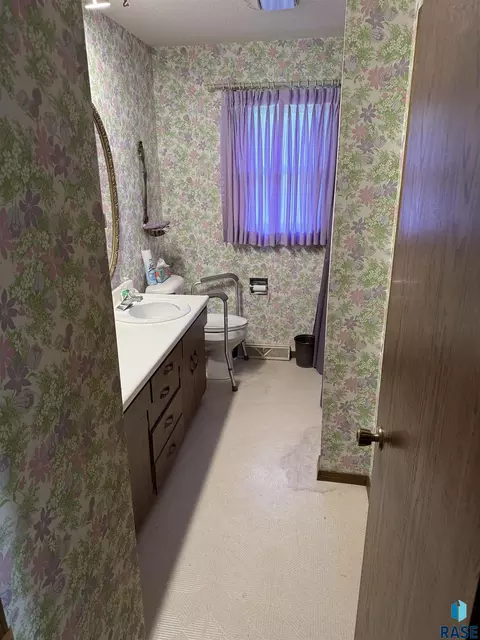 Bath - 632 S Albert St, Freeman, SD 57029 photo 1 of 6