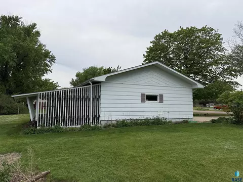 Exterior - 632 S Albert St, Freeman, SD 57029 photo 8 of 8