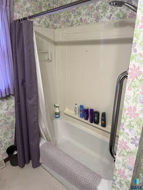 Bath - 632 S Albert St, Freeman, SD 57029 photo 4 of 6