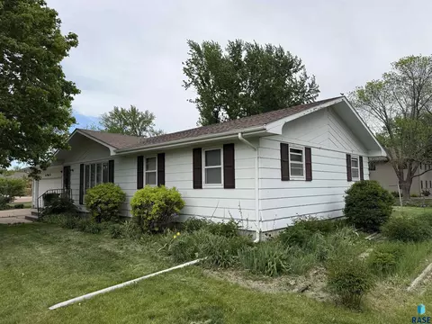 Exterior - 632 S Albert St, Freeman, SD 57029 photo 4 of 8