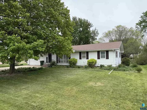 Exterior - 632 S Albert St, Freeman, SD 57029 photo 3 of 8