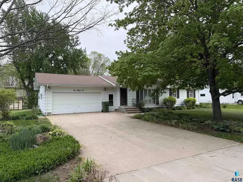 632 S Albert St, Freeman, SD 57029