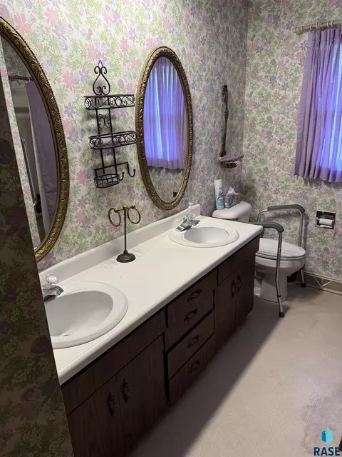 Bath - 632 S Albert St, Freeman, SD 57029 photo 2 of 6