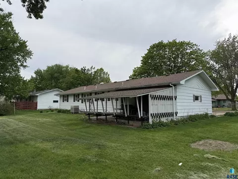 Exterior - 632 S Albert St, Freeman, SD 57029 photo 7 of 8
