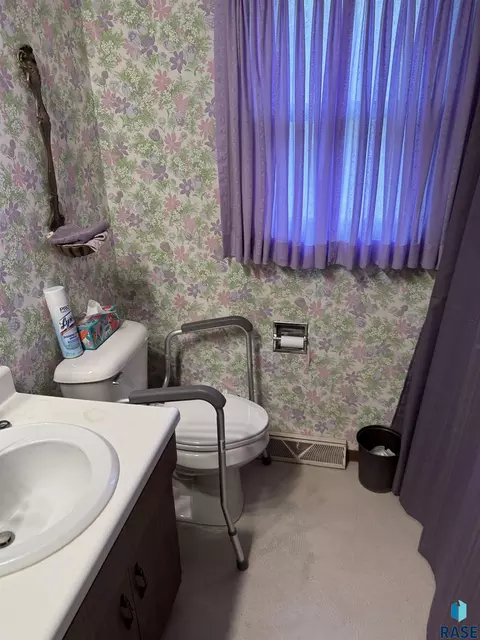 Bath - 632 S Albert St, Freeman, SD 57029 photo 3 of 6