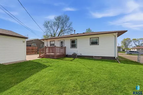 Exterior - 2404 E 19th St, Sioux Falls, SD 57103 photo 3 of 4