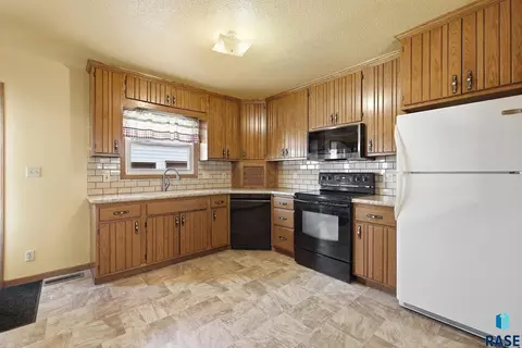Kitchen - 2404 E 19th St, Sioux Falls, SD 57103 photo 2 of 2