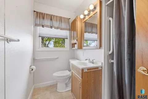 Bath - 2404 E 19th St, Sioux Falls, SD 57103 photo 1 of 3