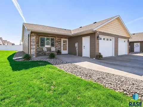 2300 S Mary Beth Ave, Sioux Falls, SD 57106