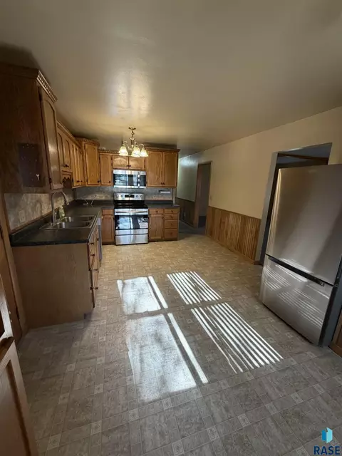 204 S East St, Menno, SD 57045 photo 4