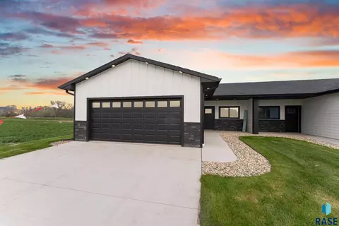 704 N Clark St, Lennox, SD 57039